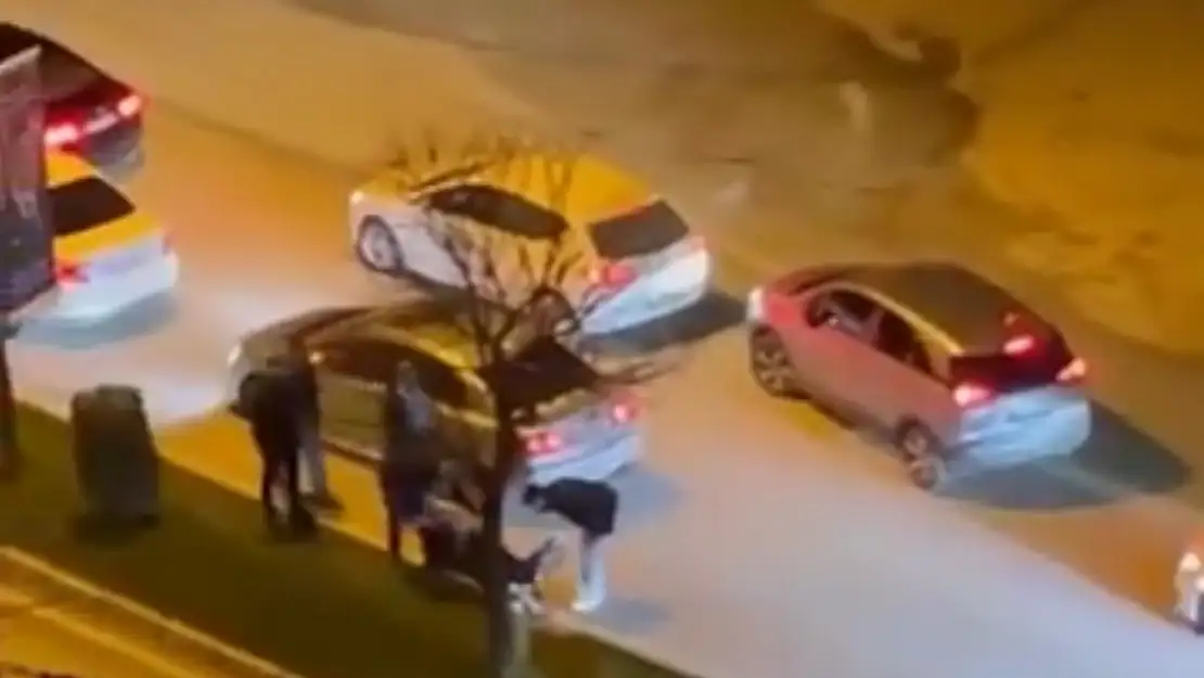 Yol verme tartışmasında trafikte araçlarını durdurup kavga ettiler