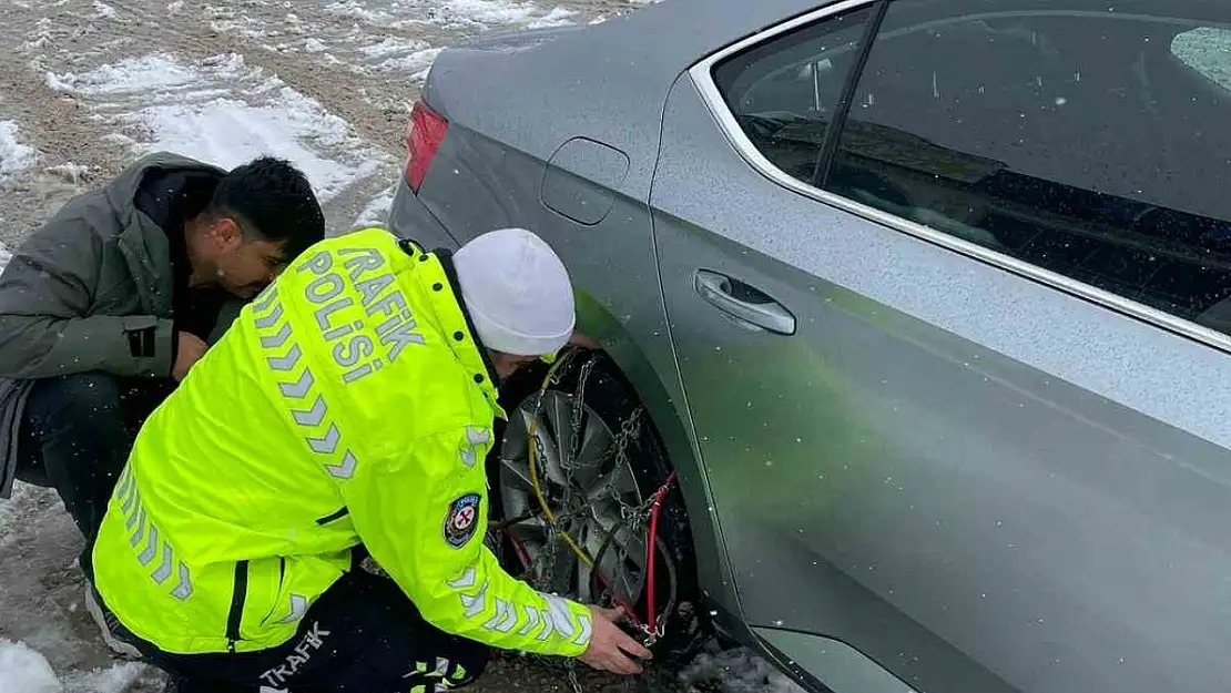 Yolda kalan araçların yardımına polis ekipleri yetişti