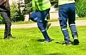 Davulun sesini duyan temizlik görevlileri, oynamaya başladı