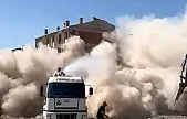 Elazığ'da ağır hasarlı bina tek dokunuş ile yıkıldı