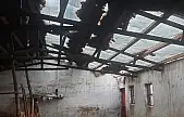 Elazığ'da etkili olan fırtına ahırın çatısını uçurdu