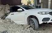 Elazığ'da hafriyat kamyonu otomobilin üzerinde devrildi