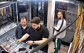 Elazığ'da saat hırsızlığı kamerada: Saatin fiyatını sordu, kameraya baktı, cebine atıp uzaklaştı