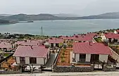 Hem güven hem de huzur veren göl manzaralı deprem konutları