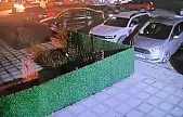 Park halindeki otomobile çarpıp kaçtı: O anlar kamerada