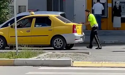 Bozulan aracın yardımına polis ekibi yetişti