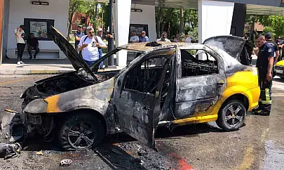 Çakmağı çakmasıyla ticari taksi alev topuna döndü, sürücü canını zor kurtardı