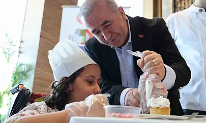 Down sendromlu bireyler pasta süsleme yarışmasında hünerlerini gösterdi