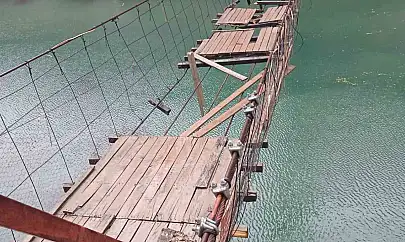 Elazığ'da fırtınadan dolayı asma köprü zarar gördü