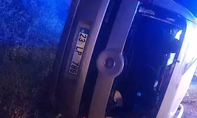 Elazığ'da hafif ticari araç yan yattı: 2 yaralı