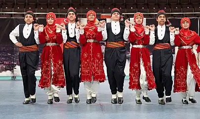 Elazığ'da halk oyunları yarışması renkli görüntüler oluşurdu