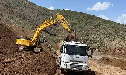 Elazığ'da heyelan nedeniyle zarar gören köy yollarının onarımı sürüyor