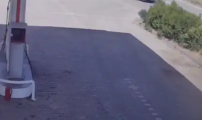 Elazığ'da lastiği patlayan kamyonun tel örgülere çarptığı kaza kamerada