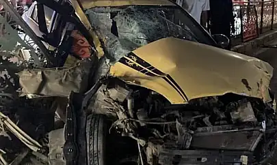 Elazığ'da otomobil refüjdeki bariyerlere çarptı: 1 yaralı