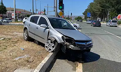 Elazığ'da otomobil refüje çıktı: 4 yaralı