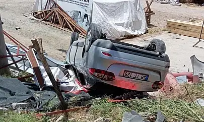 Elazığ'da otomobil şarampole devrildi: 2 yaralı