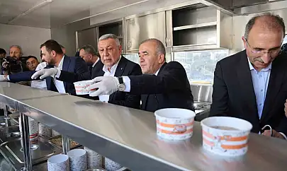 Elazığ'da vatandaşlara aşure ikram edildi