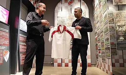 Elazığspor'un ilk kez Süper Lige çıktığı formayı, 23 yıl sonra müzeye bağışladı