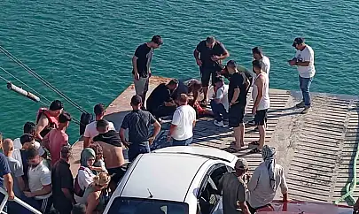 Feribottan atlayan şahsı vatandaşlar kurtardı