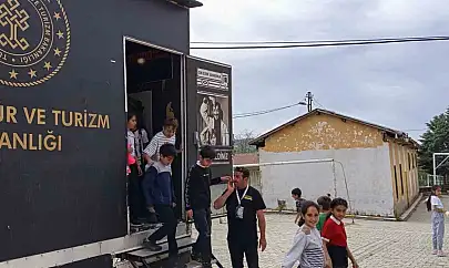 Gezen Sinema Tırı Baskil'de çocuklarla buluştu