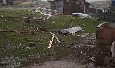 Karkaoçan'da fırtına evlerin çatılarını uçurdu