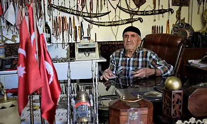 Tarihin içerisinden gelen 'Eskici Yaşar'ın antikaları gibi hayatı da dikkat çekiyor