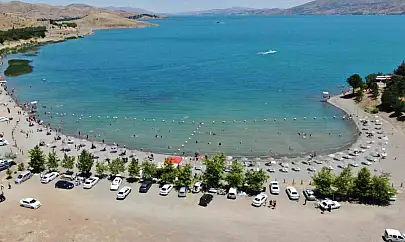 Tatilciler Ege sahillerini aratmayan Hazar Gölü'ne akın etti