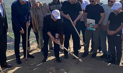 Vali Hatipoğlu, 3 bin yıllık tarihi Palu Kalesi için ilk kazmayı vurdu