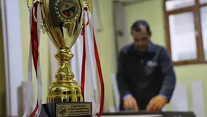 60 yaşında Türkiye Bilardo Şampiyonu mesleğiyle dikkat çekiyor