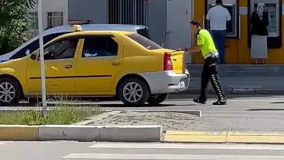 Bozulan aracın yardımına polis ekibi yetişti