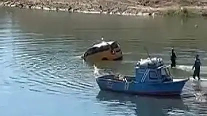 Çocuk el frenini indirince araç baraj sularına gömüldü