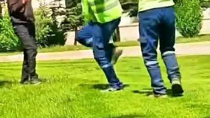 Davulun sesini duyan temizlik görevlileri, oynamaya başladı