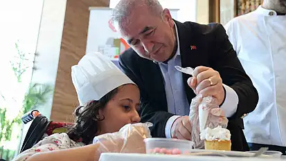 Down sendromlu bireyler pasta süsleme yarışmasında hünerlerini gösterdi