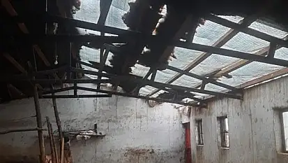 Elazığ'da etkili olan fırtına ahırın çatısını uçurdu