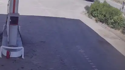 Elazığ'da kamyonun tel örgülere çarptığı kaza kamerada