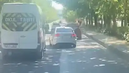 Elazığ'da makas atan sürücü kamerada