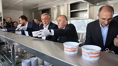 Elazığ'da vatandaşlara aşure ikram edildi
