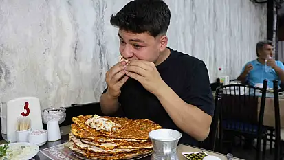 Yaşına ve kilosuna bakmadan bir oturuşta 15 lahmacun yiyor