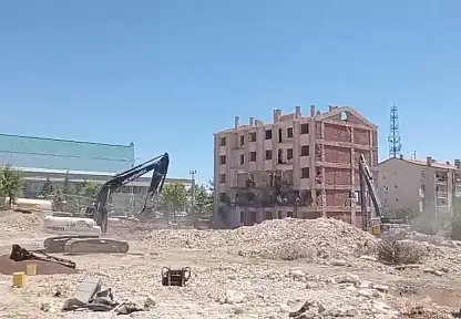Ağır hasarlı bina korna sesi ile yerle bir oldu