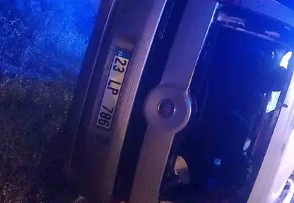 Elazığ'da hafif ticari araç yan yattı: 2 yaralı