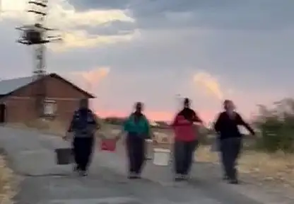 Elazığ'da köy yangını: Bölgeye çok sayıda ekip sevk edildi