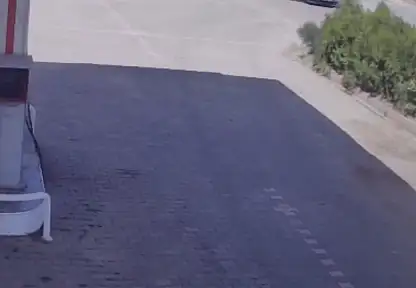 Elazığ'da kamyonun tel örgülere çarptığı kaza kamerada