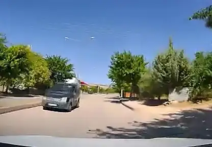 Elazığ'da ters yönden giden araç, trafiği tehlikeye attı