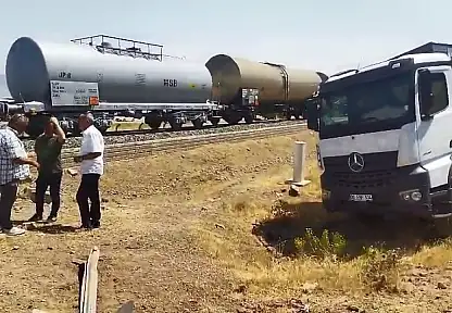 Elazığ'da tren kamyona çarptı: 1 yaralı