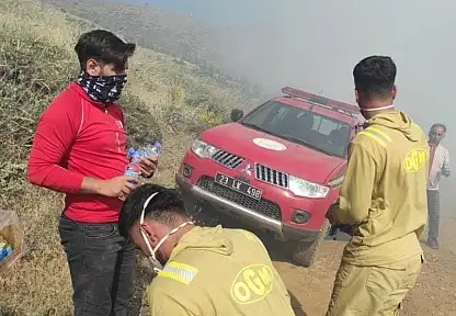 Elazığ'da yeniden başlayan örtü yangınına müdahale ediliyor