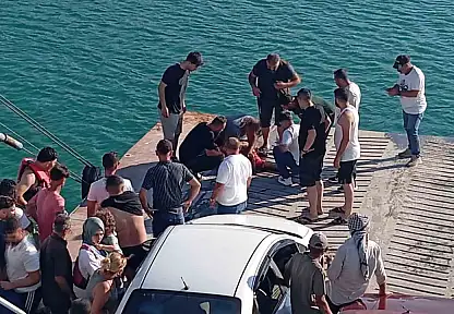 Feribottan atlayan şahsı vatandaşlar kurtardı