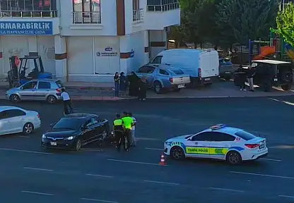 Otomobile çarpan motosikletin sürücüsü yaralandı