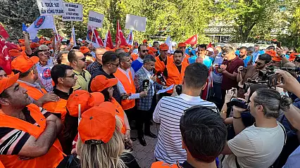 Elazığ'da kamu işçileri AK Parti İl Binası önünde toplandı