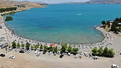 Tatilciler Ege sahillerini aratmayan Hazar Gölü'ne akın etti