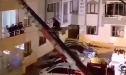 Kaçan damat için yük asansörüyle eve girdiler